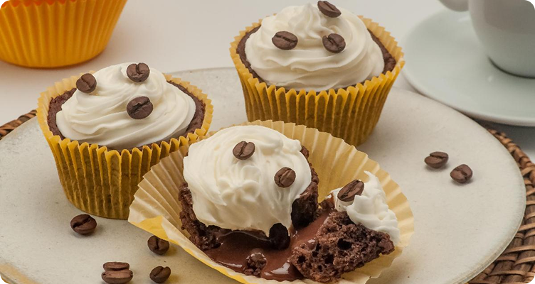 imagem de um cupcake com graos de cafe e um chantilly